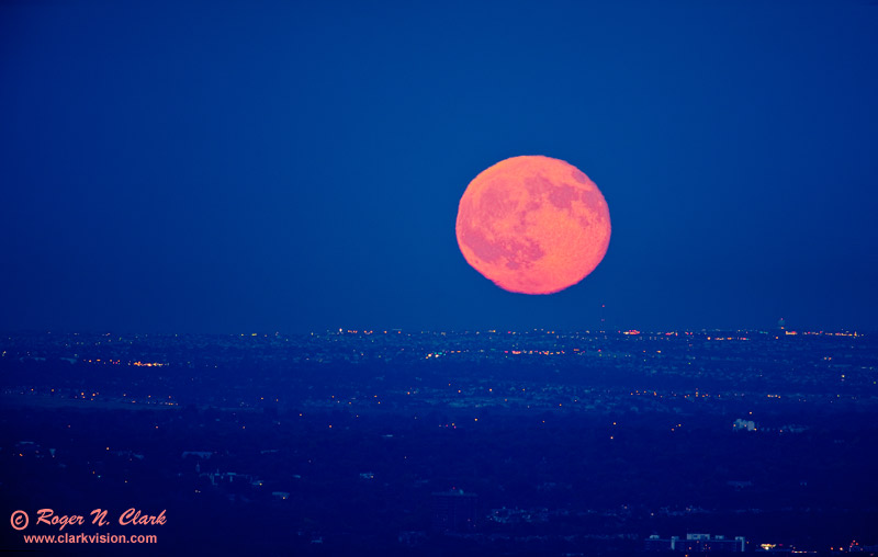 image red.moonrise.c08.06.2009.img_8769.b-800.jpg is Copyrighted by Roger N. Clark, www.clarkvision.com