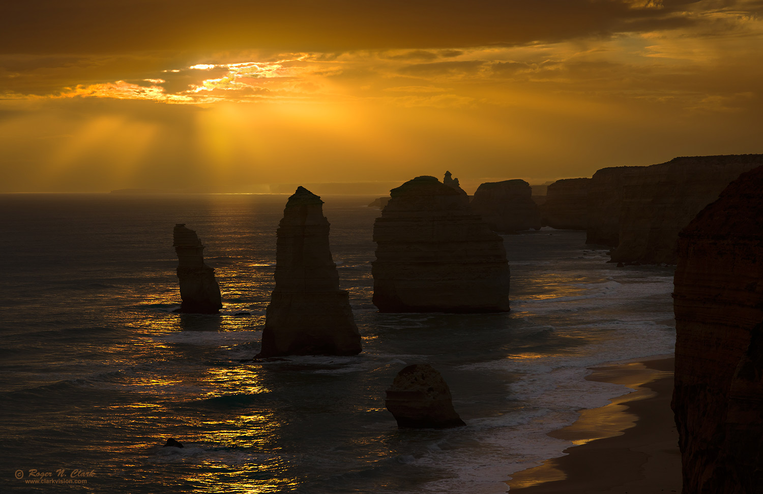 image australia-12-apostles-sunset-92mm-rnclark-04-2025-4C3A9951-4.g-1500s.jpg is Copyrighted by Roger N. Clark, clarkvision.com