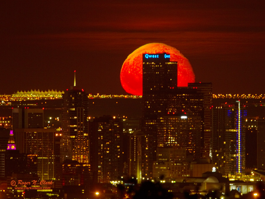 image moonrise_c09.25.2010_1d4_rnclark_c45i1472.b-900.jpg is Copyrighted by Roger N. Clark, www.clarkvision.com